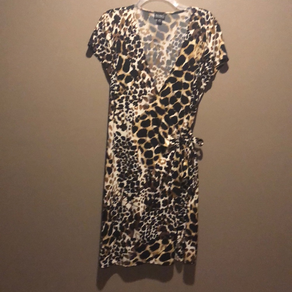 Short-sleeve leopard print wrap dress.